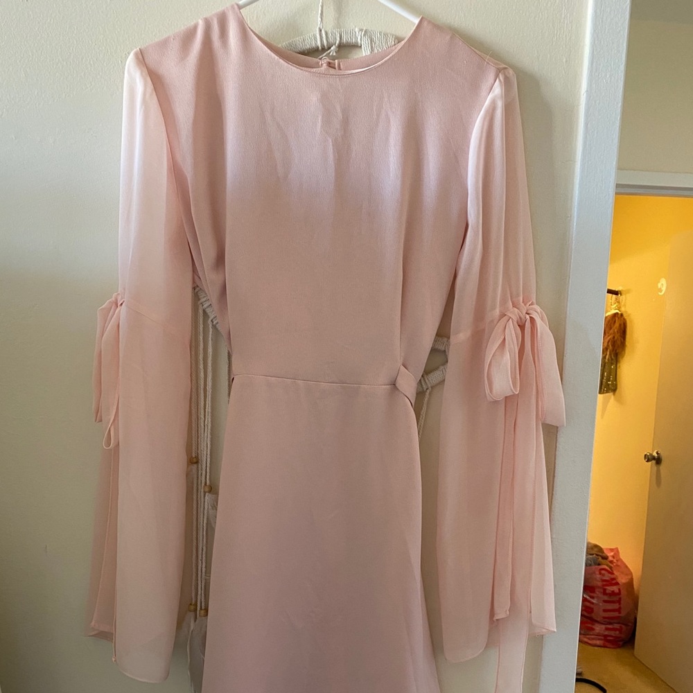 Light pink open-back dress with bowtie 🎀 detials